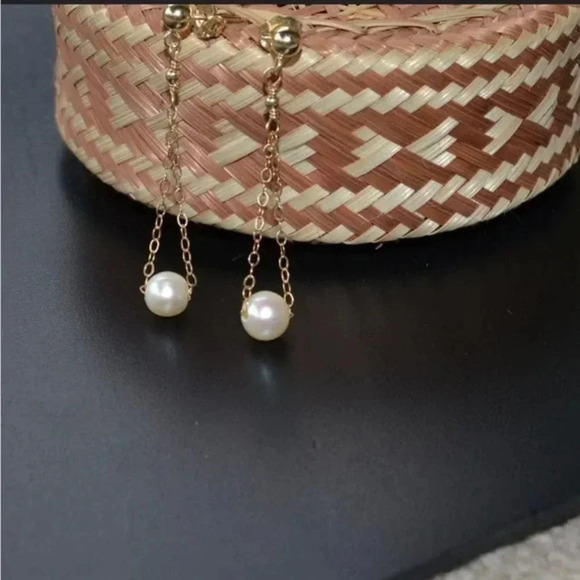 Pearl Dangle Earrings - Minimalist & Simple - Picture 4 of 4